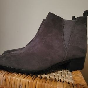 Womens Old Navy  8 grey suede